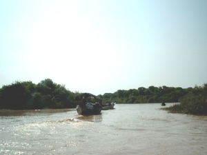 5TS SIMG1251 passerende boten terugkeer Tonlé Sap