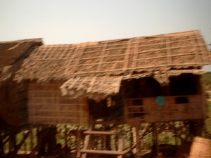5TS SIMG1261 hut op palen  weg naar Tonlé Sap