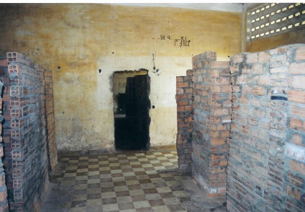 6PP TS Tuol Sleng cellen in klaslokalen