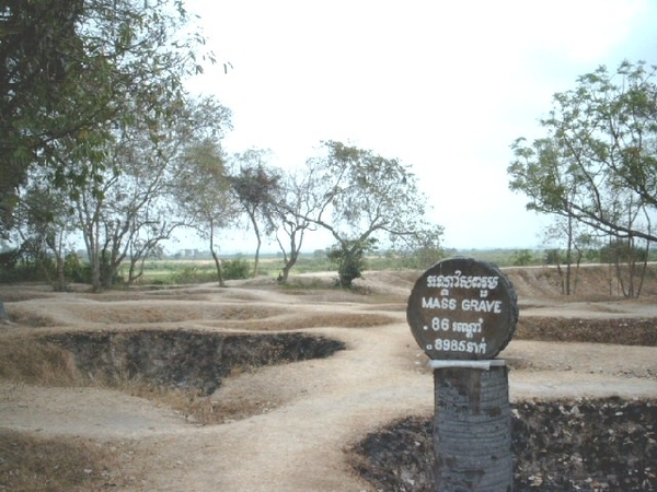 6PP ZKF SIMG1305 zicht op diverse grafputten killing fields Phnom