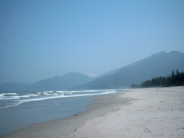 3DN SIMG1427 strand bij wolkenpas Danang-Hué