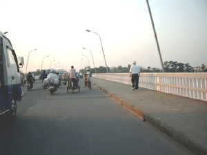 4HU SIMG1430 ritja tocht over brug Hué