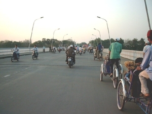 4HU SIMG1434 verkeer op brug Hué