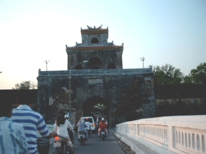 4HU SIMG1436 ingangspoort citadel vanaf brug Hué