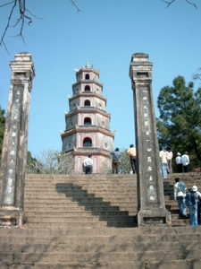 4HU SIMG1457 onderzicht op pagode Thien Mu Hué