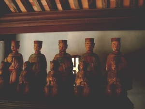 4HU SIMG1466 beeldjes in TMU-pagode Hué