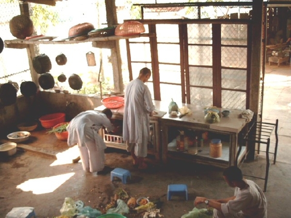 4HU SIMG1470 monniken aan het werk in keuken TMU Hué