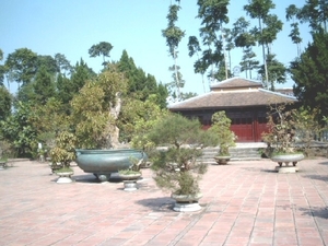 4HU SIMG1475 Bonzais bij TMU-pagode Hué