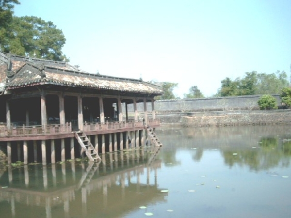 4HU SIMG1489 Tuduc domein met vijver Hué