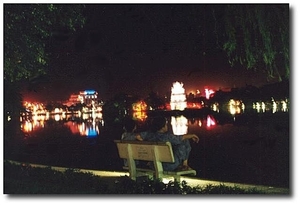 5HA I Hanoi Hoan Kiem meer bij avond