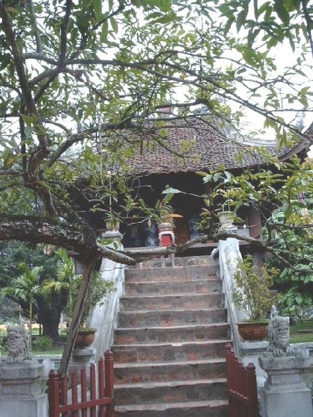 5HA SIMG1538 voorzicht éénpijller pagode Hanoi