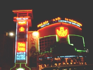 5HA SIMG1559 reclame poppentheater Hanoi