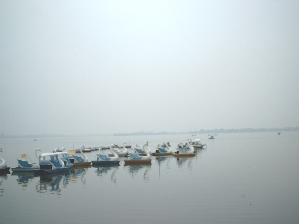 5HA SIMG1681 eendbootjes op west meer Hanoi