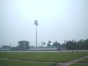 5HA SIMG1692 onkruid wieden voor HCM mausoleum Hanoi