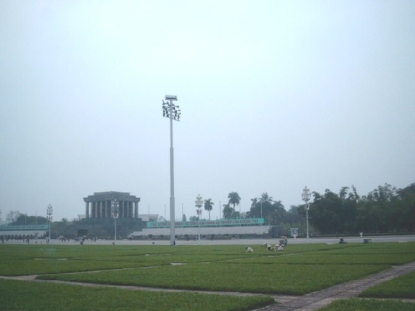 5HA SIMG1692 onkruid wieden voor HCM mausoleum Hanoi