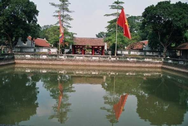 5HA2 I Hanoi literatuurtempel  met vijver