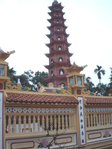 5HA2 SIMG1670 Pagode Tran Quoc bij westmeer Hanoi