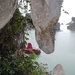 8HL I  Halong bay beeld vanaf neerhangende rots