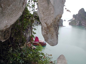 8HL I  Halong bay beeld vanaf neerhangende rots