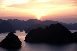 8HL I Halong Bay  zonsondergang