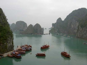 8HL I Halong Bay eilandjes en bootjes