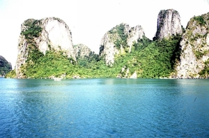 8HL I Halong Bay rotsen 6