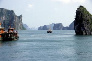 8HL I Halong Bay rotsen 7