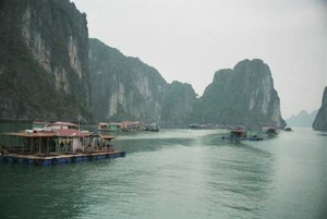 8HL I Halong bay tussen drijvende dorpen