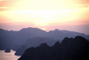 8HL I Halong Bay zonsondergang3