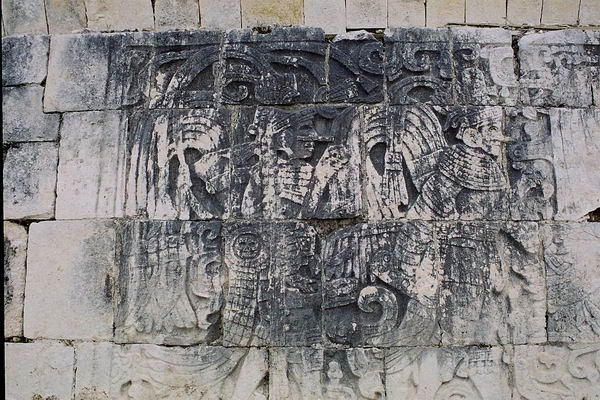 2a Chitzen Itza_balspel_Tekeningen die het balspeelveld sieren.