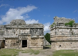 2a Chitzen Itza_nonnenklooster_ is gelegen in het oudere Maya-ged