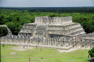 2a Chitzen Itza_tempel van de krijgers met de 1000 zuilen