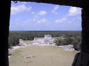 2a Chitzen Itza_zicht op balspelveld vanaf de piramide