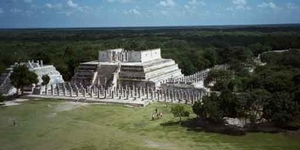 2a Chitzen Itza_zicht op de tempel van de Krijgers met Chac vanaf