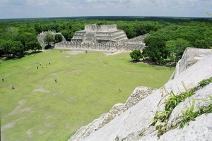 2a Chitzen Itza_zicht vanaf de top van de piramide op de Templo d