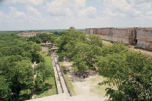 3a Uxmal_zicht met links het nonnenklooster, recht het paleis van