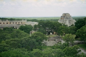 3a Uxmal_zicht met op de achtergrond het nonnenklooster en de pir