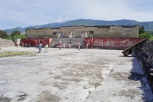 7a Mitla_site_Grupo de las Columnas.gebouwen met lange zalen rond