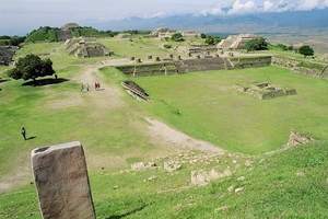 7c  Monte Alban_Het grote veld, gezien vanaf de zuid zijde.