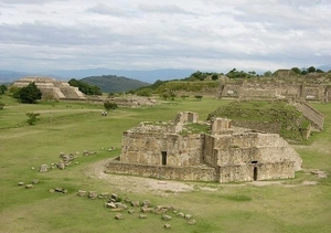 7c  Monte Alban_Het observatorium gelegen bij het zuidelijk platf