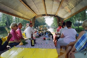 9a Mexico City_Xochimilco _Binnen in een _Trajinera_.