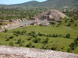 9b Teotihuacan_zicht zonnepiramide richting de maanpiramide