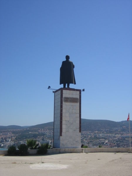 6 Kusadasi  standbeeld  Ataturk