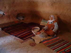 2a Matmata_Berber holwoningen of troglodyten_De vrouw des huizes.