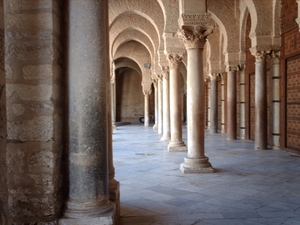 5a Kairouan_Sidi Oqba_grote moskee_zuilen atrium_IMAG0257