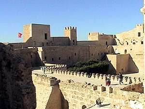 5d Monastir_Ribat_zicht van op de muren van het ribat