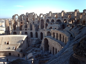 6a  El Djem_amfitheater_boven zijzicht tribunes_IMAG0296