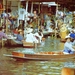 2c_Damnoen Saduak_drijvende markt_handelaars met waren in boot