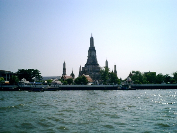 2_Bangkok_Chao Phraya rivier_met Wat Arun (86m hoog) op achtergro