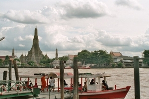 2_Bangkok_Chao Phraya rivier_met Wat Arun (86m hoog) op achtergro